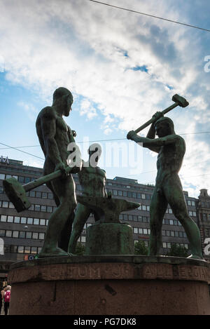 Die berühmte Statue von Helsinki mit dem Titel "Die drei Schmiede zwischen Aleksanterinkatu und Mannerheimintie im Zentrum der Stadt, in Finnland stationiert. Stockfoto