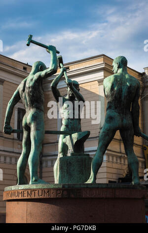 Helsinki, Finnland, der berühmten Statue mit dem Titel "Die drei Schmiede zwischen Aleksanterinkatu und Mannerheimintie im Stadtzentrum von Helsinki, Finnland. Stockfoto