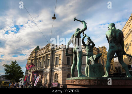 Helsinki, Finnland, der berühmten Statue mit dem Titel "Die drei Schmiede zwischen Aleksanterinkatu und Mannerheimintie im Stadtzentrum von Helsinki, Finnland. Stockfoto