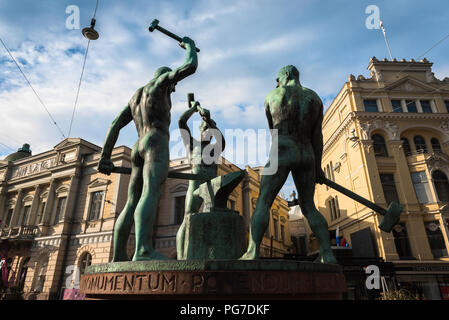 Helsinki Statue, der berühmten Statue mit dem Titel "Die drei Schmiede zwischen Aleksanterinkatu und Mannerheimintie im Stadtzentrum von Helsinki, Finnland. Stockfoto