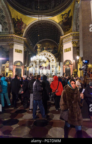 Saint Petersburg, Russland - Januar 6, 2018: die Menschen auf Weihnachten Service in der Kasaner Kathedrale Stockfoto