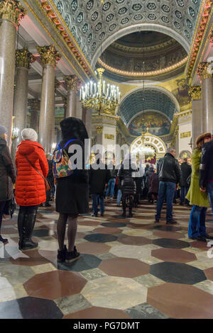 Saint Petersburg, Russland - Januar 6, 2018: die Menschen auf Weihnachten Service in der Kasaner Kathedrale Stockfoto