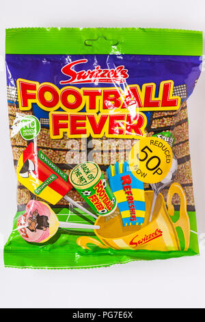 Paket der Swizzels Fußball-Fieber Bonbons auf weißem Hintergrund reduziert 50 p Jetzt - Süßigkeiten Süßigkeiten, Gelb reduzierter Preis Aufkleber Stockfoto