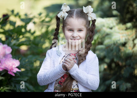 Belarus, Gomel, 29. Mai 2018. Die zentrale Kindergarten. Tag geöffnet. Kleine Pre-school Girl mit Bögen auf der Straße an einem Sommertag. Stockfoto