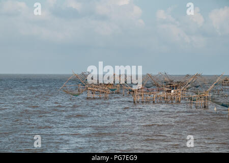 Landschaft von Fisherman's Village in Thailand mit einer Anzahl von Fischen Tools namens "Yok Yor', die traditionelle Fischerei Thailands Werkzeuge, die Form bamb Stockfoto