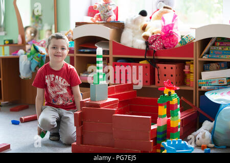 Belarus, Gomel, 29. Mai 2018. Der Kindergarten liegt zentral. Tag der offenen Tür. Ein Junge in einem Kindergarten Holzblöcken spielt. Stockfoto