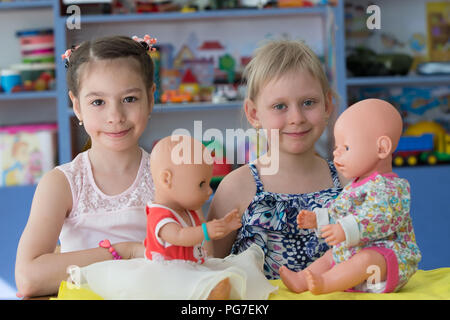 Belarus, Gomel, 30. Mai 2018. Die zentrale Kindergarten. Tag geöffnet. Pre-school Mädchen im Kindergarten Spielen mit Puppen Stockfoto