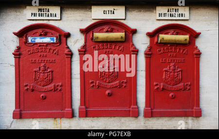 Italienische Mailboxen in Rom, Italien. Stockfoto