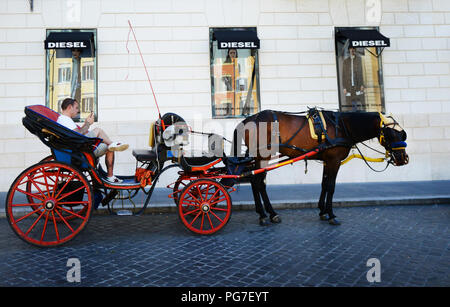 Bunte Pferdekutschen in Rome Spanish Square. Stockfoto