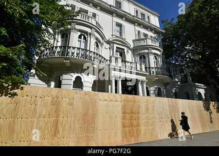 Eine Frau geht vorbei an Bord bis Hotel in Notting Hill, West London, Notting Hill Carnival. Stockfoto