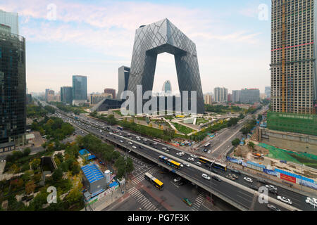 Chinas Peking Stadt, eine berühmte Gebäude, China Videoüberwachung (CCTV) 234 Meter hohen Wolkenkratzer ist sehr spektakulär. Stockfoto