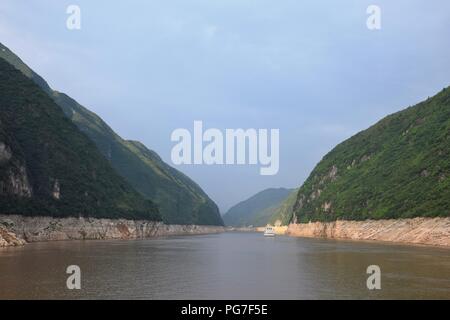 Die majestätischen Drei Schluchten und Yangtze River in der Provinz Hubei in China. Stockfoto