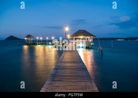 Hölzerne Seebrücke und Hütte in Phuket, Thailand. Sommer, Reisen, Ferien und Urlaub. Stockfoto