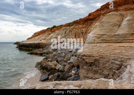 Die erodierenden Klippen am Port Noarlunga und die schützenden Felsen als Prävention Methode in South Australia am 23. August 2018, Stockfoto