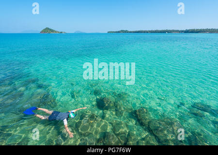 Touristen schnorcheln im kristallklaren türkisblauen Wasser in der Nähe von Tropical Resort in Phuket, Thailand. Sommer, Ferien, Reisen und Urlaub. Stockfoto