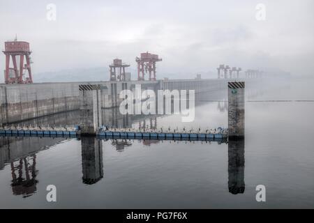 Das größte Wasserkraftwerk der Welt - Drei-Schluchten-Staudamm am Jangtse in China. Stockfoto