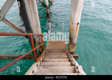 Ein steg Treppe hinunter zum Wasser in Port Noarlunga South Australia am 23. August 2018 Stockfoto