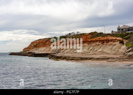 Die ikonischen Kalksteinfelsen Gesichter der Port Noarlunga South Australia am 23. August 2018 Stockfoto