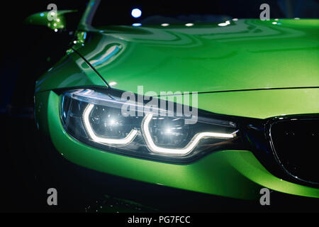 Closeup Scheinwerfer von modernen Auto während schalten Sie Licht in der Nacht. Stockfoto