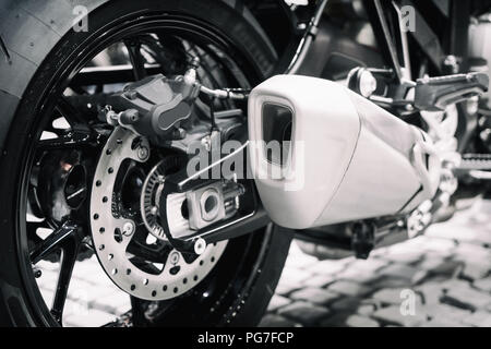 Nahaufnahme von neuen Motorrad Auspuffanlagen. Rückansicht eines Motorrads mit dem Fokus auf die Chrom Auspuff. Stockfoto