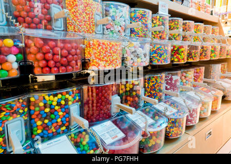 Auswahl von verschiedenen Süßigkeiten in Spendern in Candy Store - USA Stockfoto