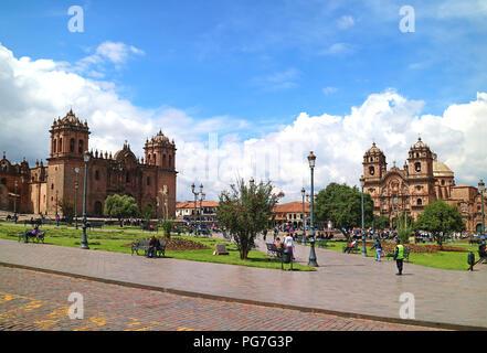 Cusco, Peru, 5. Mai 2018, Cusco Kathedrale und die Iglesia de La Compania de Jesus auf der Plaza de Armas Stockfoto