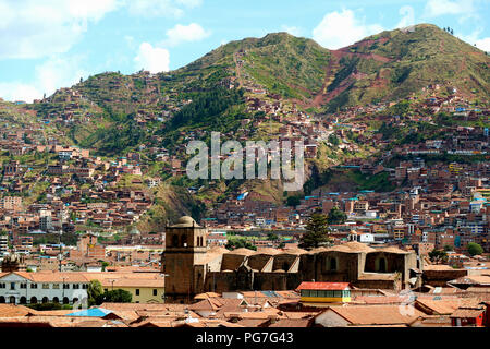 Schöne Luftaufnahme von Cusco aus dem Hügel über der Stadt, Cusco, Peru Stockfoto