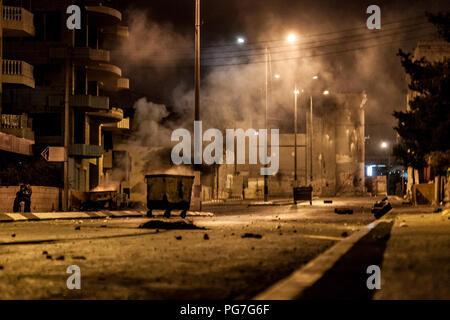 Bethlehem, Palästina, 23. Juli 2014: Rauch ist über eine Straße vor der Trennmauer in Bethlehem in der Nacht Ausschreitungen gegen Israel Stockfoto