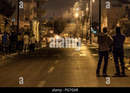 Bethlehem, Palästina, 23. Juli 2014: die Palästinenser auf der Straße vor der Trennmauer in Bethlehem während der Nacht Ausschreitungen gegen Israel. Stockfoto