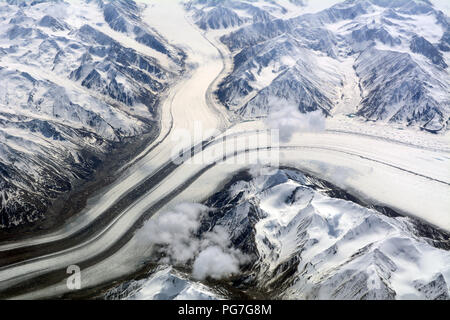 Eine Luftaufnahme des Kaskawulsh Gletschers in den Eisfeldern der Saint Elias Mountains, Kluane National Park, Yukon Territory, Kanada. Stockfoto