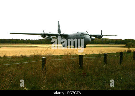 Eine Luftwaffe C-130 Hercules ist auf junge Air Assault Streifen am Okt. 19, 2015 abgestellt und im Süden Post am Fort McCoy, Wis. Die C-130, die auf der Landebahn kamen früher im Monat, wurde von Little Rock Air Force Base, Arche, nach Fort McCoy, wo das Flugzeug verwendet wird Service Mitglieder zu trainieren Cargo für Palettieren übertragen. Das Flugzeug ist dauerhaft an der Landebahn entfernt. (U.S. Armee Foto von Scott T. Sturkol, Public Affairs Office, Fort McCoy, Wis.) Stockfoto