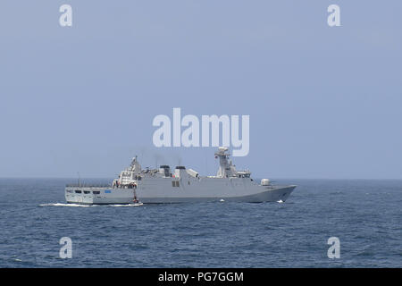 180815-N-QR 145-051 ATLANTIK (Aug. 15, 2018) - eine starre - Rumpf Schlauchboot, der Arleigh-burke-Klasse geführte Anti-raketen-Zerstörer USS Ross (DDG71), Manöver neben Royal marokkanische Marine Fregatte Tarik Ben Ziyad (FSG613), die für einen Fluggast transfer im Atlantischen Ozean, 15 August, 2018. Ross, Vorwärts - Rota, Spanien bereitgestellt werden, wird auf der siebten Patrouille in den USA 6 Flotte Bereich der Maßnahmen zur Unterstützung der US-amerikanischen nationalen Sicherheitsinteressen in Europa und in Afrika. (U.S. Marine Foto von Mass Communication Specialist 3. Klasse Krystina Coffey/Freigegeben) Stockfoto