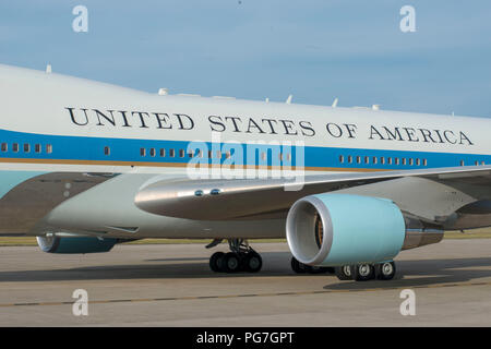 Präsident Barack Obama kam am Joint Base Cape Cod mit Frau Michelle und Tochter Sasha auf dem Weg nach Martha's Vineyard am 7. August 2015. Stockfoto