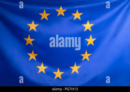 In der Nähe der Fahne der Europäischen Union mit kreisförmigen gelbe Sterne Stockfoto