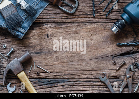 Ansicht von oben in der Nähe von Sorte praktische Tools und Jeans auf Holz Hintergrund mit Kopie Platz für Ihren Text für den Arbeiter, der Tag der Arbeit, Tag der Arbeit backgr Stockfoto