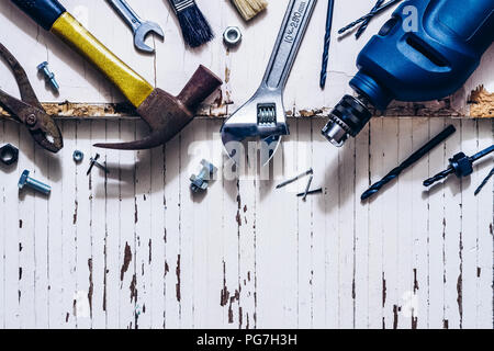 Ansicht von oben in der Nähe von Sorte praktische Tools und rostige Werkzeuge auf grunge Holz Hintergrund mit Kopie Platz für Ihren Text für den Arbeiter, der Tag der Arbeit, Arbeit Stockfoto