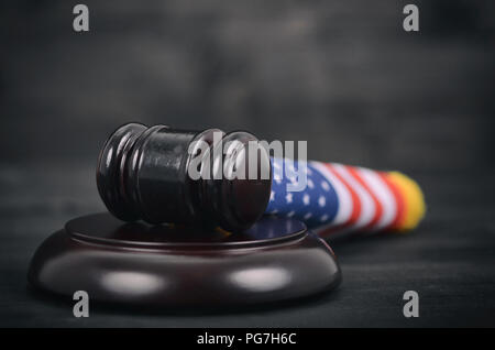 Recht und Gerechtigkeit, Rechtmäßigkeit Konzept, Richter Hammer und Vereinigte Staaten von Amerika Flagge auf einem schwarzen Holz- Hintergrund. Stockfoto