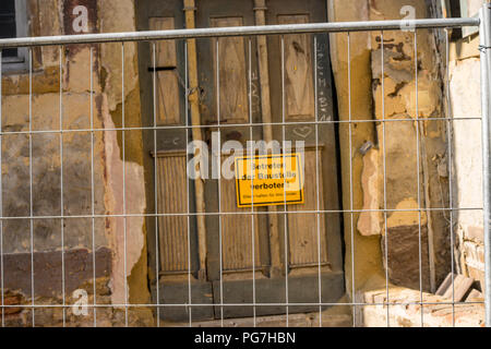 Gelbes Schild mit der Deutschen Wörter für VORSICHT VOR BETRETEN DER BAUSTELLE Stockfoto