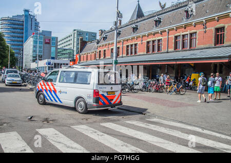 Polizei Auto Vor dem Hauptbahnhof in Amsterdam Die Niederlande 2018 Stockfoto