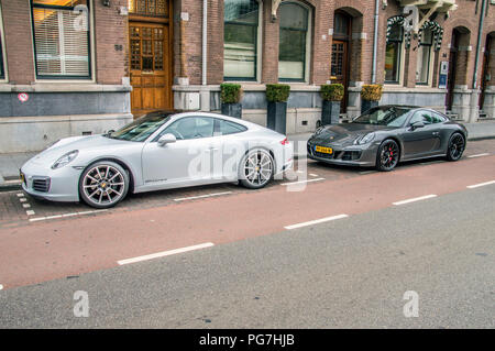 Porsche 911 Carrera und Carrera 4 GTS in Amsterdam Die Niederlande 2018 Stockfoto