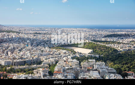 Panoramablick von der Lycabettus Hügel der Stadt Athen in Griechenland und kallimarmaro antike Stadion Stockfoto