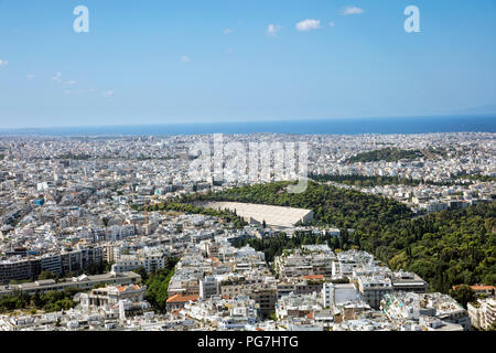 Panoramablick von der Lycabettus Hügel der Stadt Athen in Griechenland und kallimarmaro antike Stadion Stockfoto