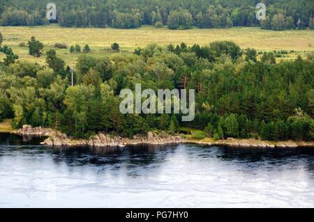 Felsigen Ufer des Yenisey River in der Nähe der Stadt Sayanogorsk, Chakassien, Russland. Stockfoto