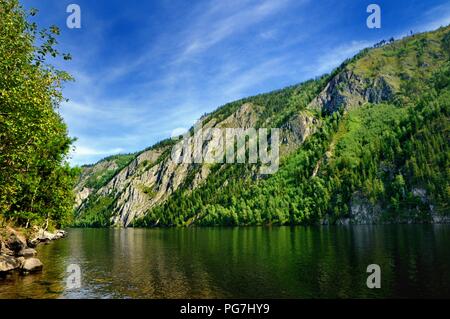 Rocky hohe Bank der Yenisey River in der Nähe der Stadt Cheryomushki, Chakassien, Russland. Stockfoto