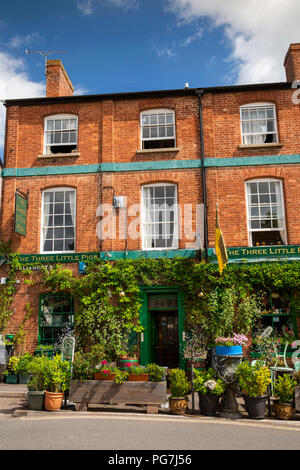 Großbritannien, England, Devon, Crediton, den Marktplatz, die Parliament Street, Blumen vor drei kleine Schweinchen pub Stockfoto