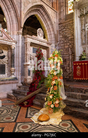 Großbritannien, England, Devon, Crediton, Pfarrkirche Blumenfest, Vereinbarungen auf dem Hochaltar Stockfoto