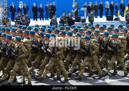 Ukrainische Fallschirmjäger marschieren, Militaerparade zum Tag der Unabhängigkeit der Ukraine gewidmet. August 24, 2017. Kiew, Ukraine Stockfoto