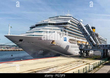 Bergerac, Frankreich - 22. Mai 2017: Kreuzfahrtschiff Costa Favolosa im Hafen von Arromanches-les-Bains, Normandie, Frankreich angedockt. Stockfoto