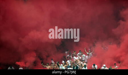 Warschau, Polen - 02.Mai 2018: polnische Liga Cup Finale Arka Gdynia vs Legia Warszawa o/p: Legia Warszawa fans Stockfoto