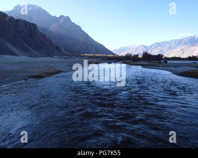 Sanddünen im Erdgeschoss des Nubra Valley, Ladakh, zwischen dem Himalaja und Karakorum reicht Stockfoto
